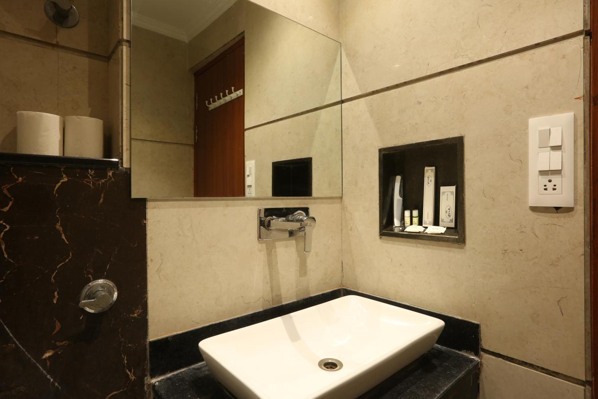 Hotel Arch Suites - Near Aerocity Nuova Delhi Esterno foto